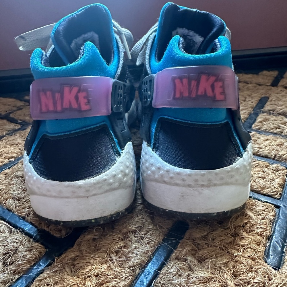 Nike kids Huarche Run sneakers, size US 3.5Y/EU 35.5 - Picture 12 of 15